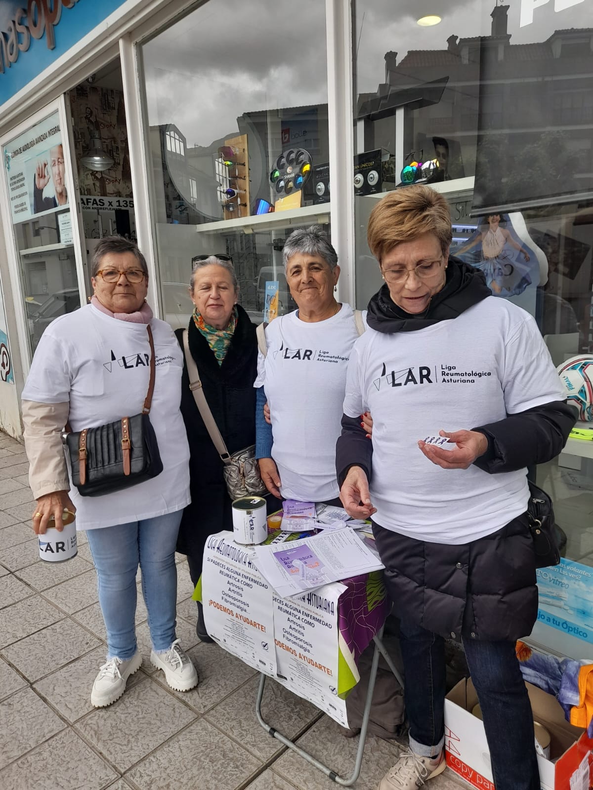 Mesa en Llanes. Mª Luisa, 